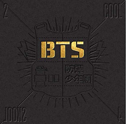 union_cr's tweet photo. 💫10 años con Bangtan 💫

2 Cool 4 Skool

Fecha de lanzamiento: 12 de junio del 2013

Canciones:

Intro: 2 Cool 4 Skool (feat. DJ Friz)
We Are Bulletproof Pt.2
Skit: Circle Room Talk
No More Dream
Interlude
좋아요 I Like It
Outro: Circle Room Cypher
(+) https://t.co/oBmyAQIISp