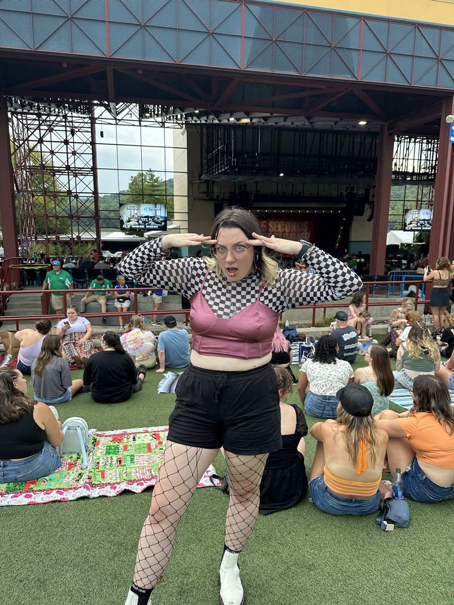 erroritsemily's tweet photo. i can’t believe i got to hear wrapped around your finger live last night. i’m not okay https://t.co/fSf0E9qpkn