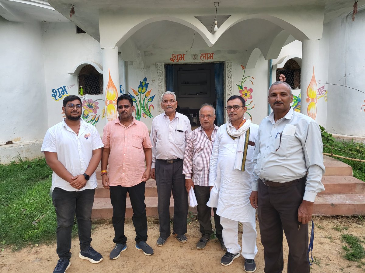 Vivek_Pandey22's tweet photo. आज देवतालाब विधानसभा के नईगढ़ी ब्लॉक में पहुंचकर  मंडलम, सेक्टर व बीएलए पदाधिकारियों को कांग्रेस की रणनीतियां बताई गईं।
@INCIndia @IYC @OfficeOfKNath @srinivasiyc @VikrantBhuria @AkhileshLY @naeemahamadiyc @jitendra_iyc https://t.co/lfJEexKgzg