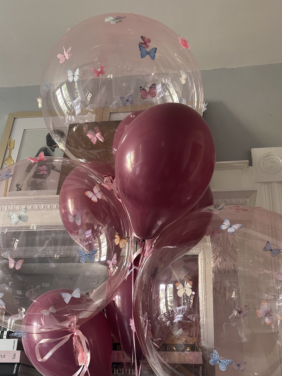 girlsreallyrule's tweet photo. The most AMAZING birthday balloons I have ever seen. Thank you ⁦@mamasreallyrule⁩! 💗 https://t.co/6Wnd34whiC
