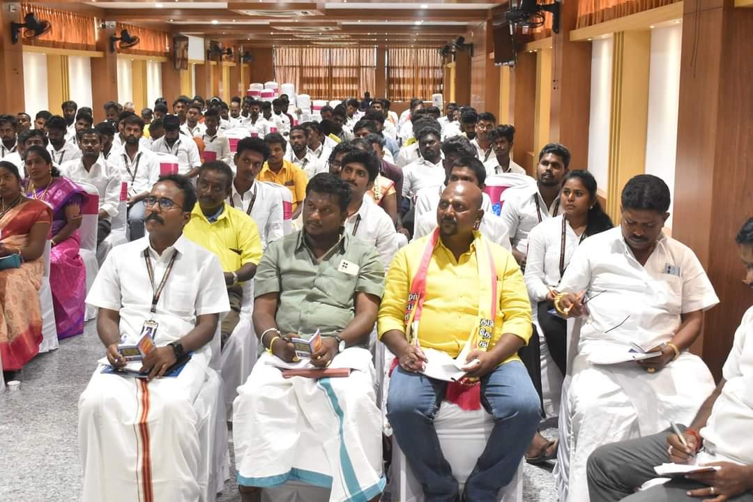 இன்றைய தினம் தமிழர் தேசத்தின் அறச்சீற்றத்தில் அறிவாயுதம் ஏந்தி கருத்தியலாக களமாடத் தயாராகிவரும் தகவல் தொழில்நுட்ப பிரிவு நடத்திய ஒருநாள் பயிலரங்கத்தில் பங்கேற்று சிறப்புரையாற்றினேன்...