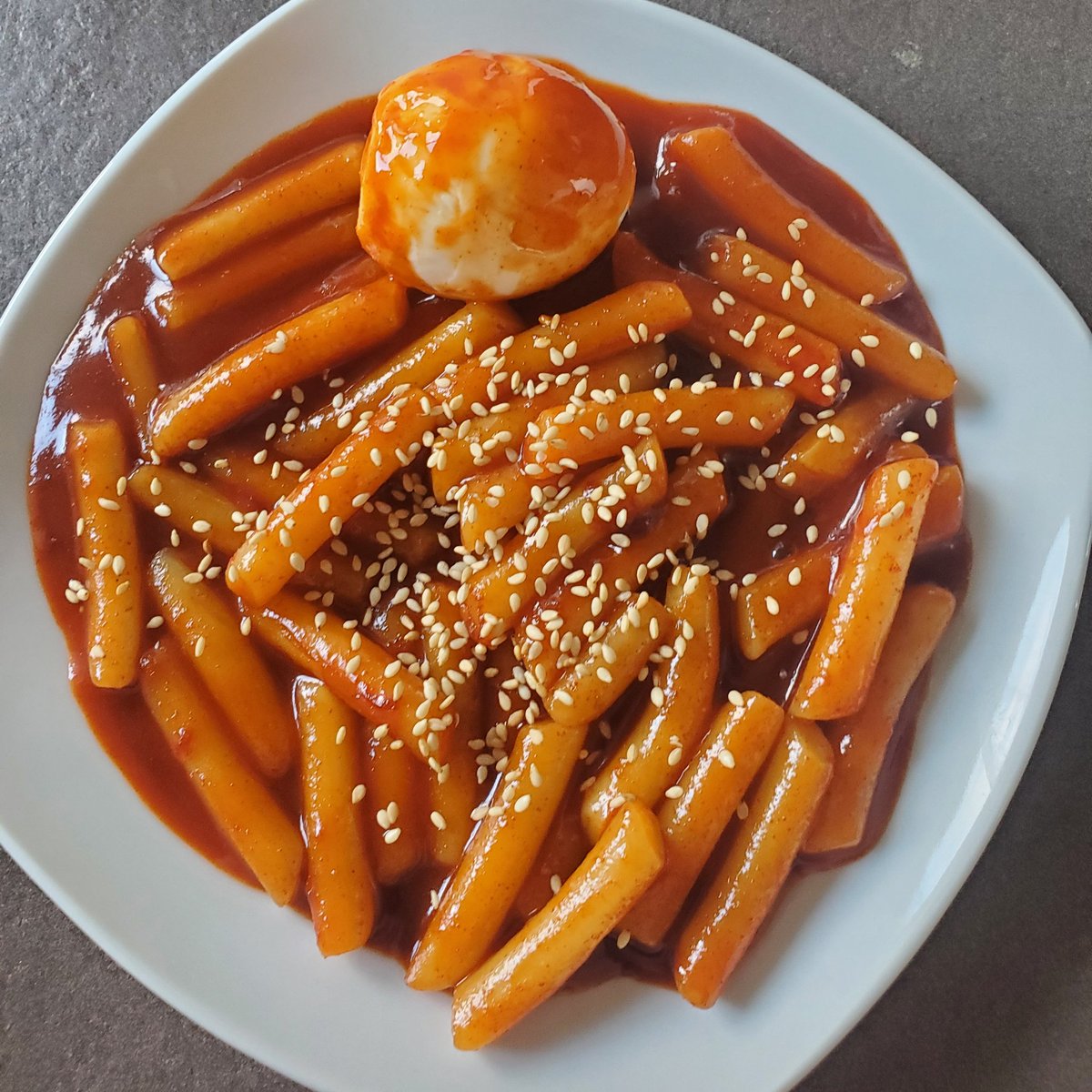 thesffreader's tweet photo. I love spicy food but this tteokbokki almost had me. I shoud have figured it out just by looking at the coulour of the sauce lol. It was delicious though, my mouth is on fire but I regret nothing. https://t.co/v3aUBjuldI