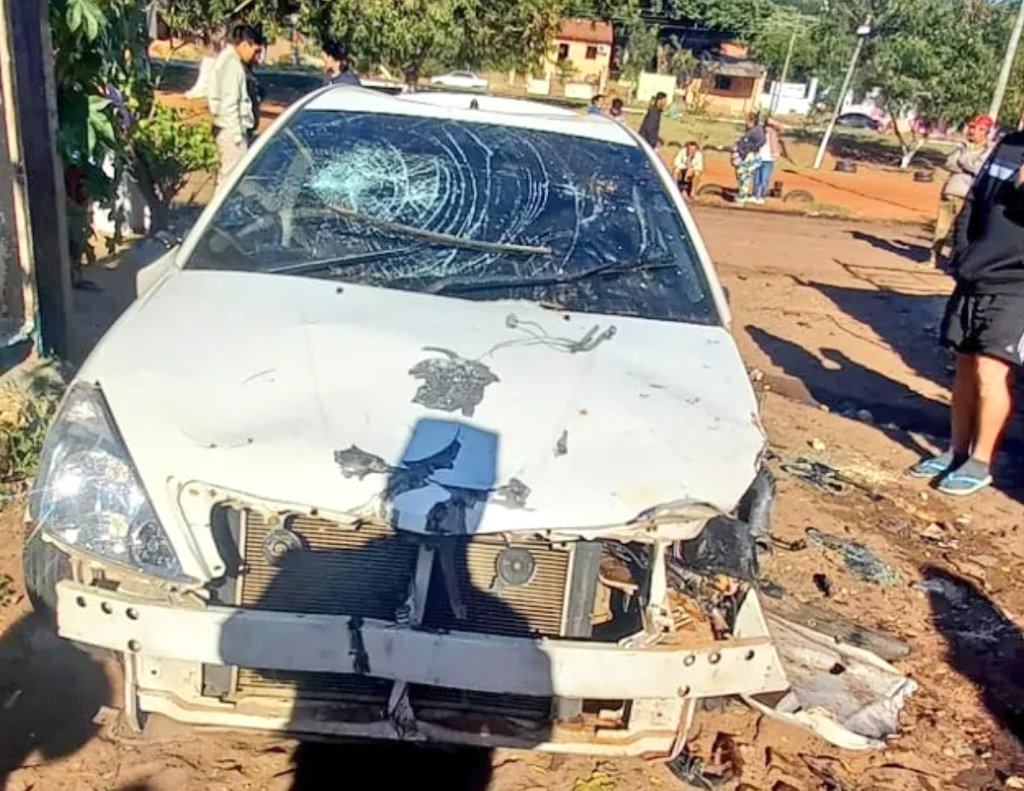 JOSEESCAURIZA's tweet photo. Horrible crimen. Kathia Monserrath Britez, de apenas 20 años, fue asesinada por su expareja, Osvaldo Zaracho, que la atropelló varias veces con su vehículo. Él tenía arresto domiciliario por haberla golpeado en febrero, la justicia no funcionó y hoy Kathia está muerta. https://t.co/FXSpjpuqSv