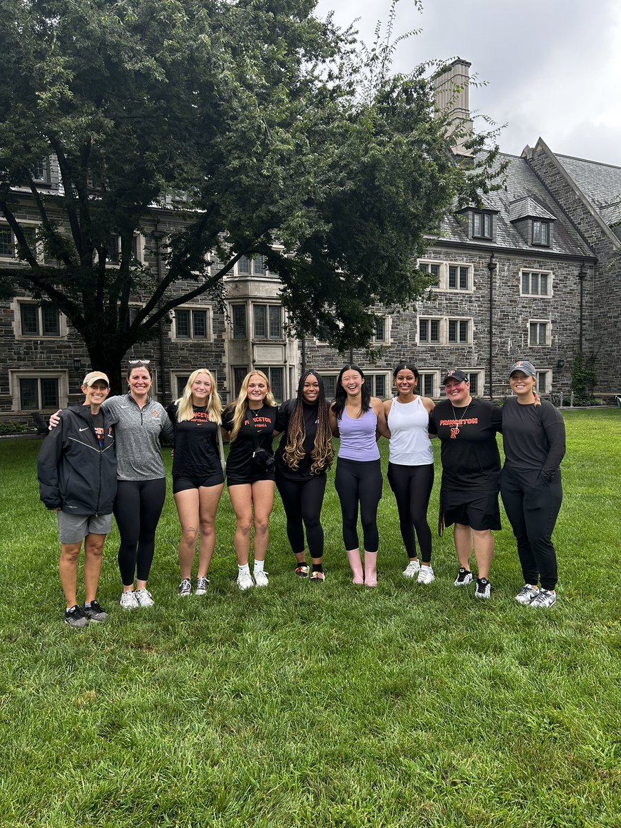 The class of 2027 has 𝓐𝓻𝓻𝓲𝓿𝓮𝓭 🏡 
Welcome home Cass, Allie, Karis, Sonia, and Graci!
