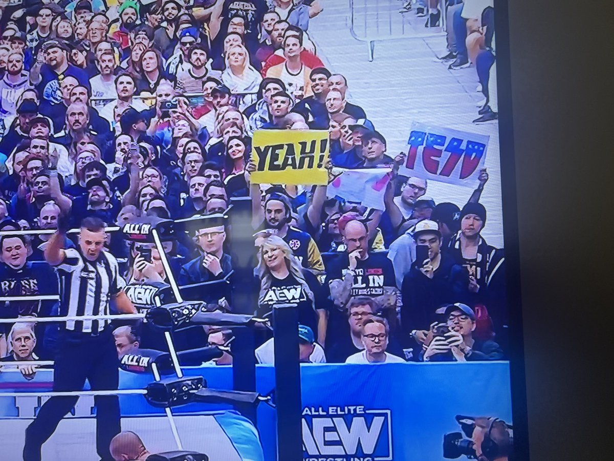 EpicDaisyMarie's tweet photo. 80,000 plus fans for AEW at Wembley for #ALLIN and front row a #TESD sign @Tesdtown @BQQuinn https://t.co/CGP1jlYIBU
