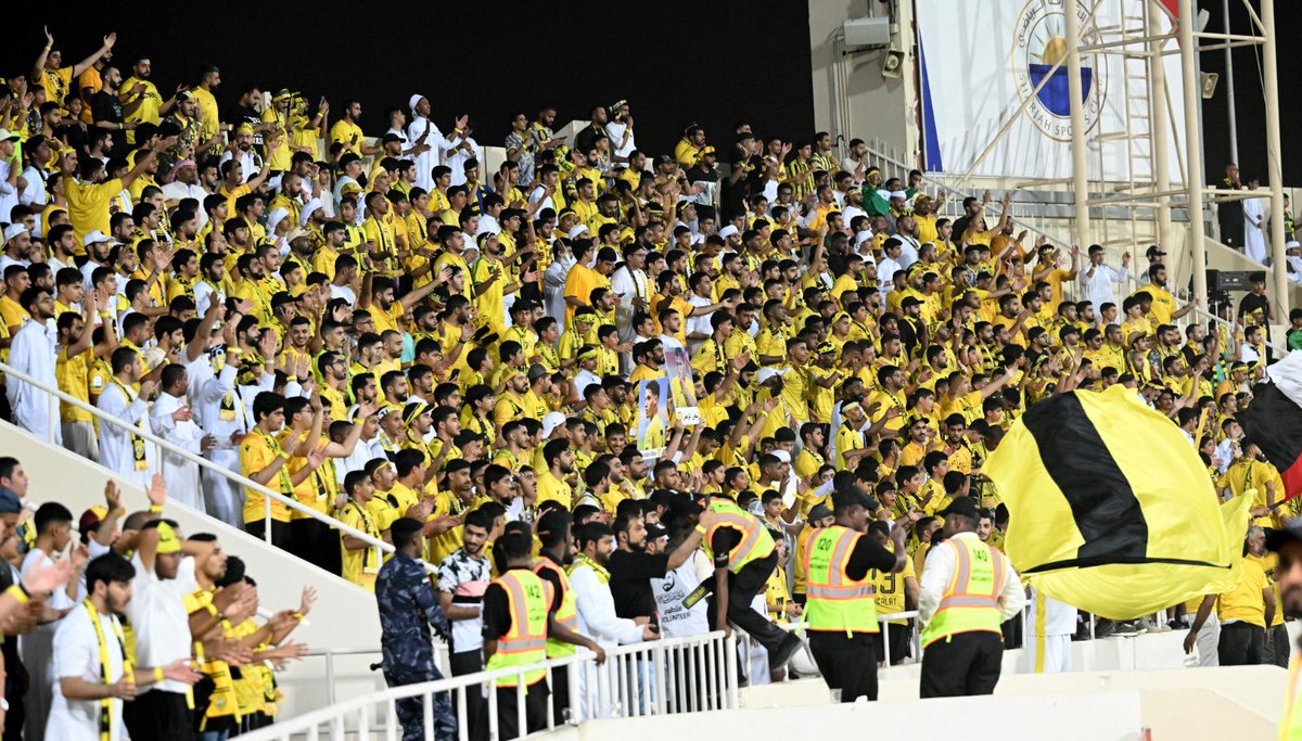 UAEProleague_En's tweet photo. 💥 Enthusiastic atmosphere💥
📷 @SharjahFC & @AlWaslSC fans are bringing on the heat in the final match of MW 2️⃣🔥🏟️
#SHJvWSL ⚪🟡
#ADNOCProLeague ⚽
#FansLeague 🗣️
#FairPlayFairSupport 🤝 https://t.co/Bd2RqtWPst