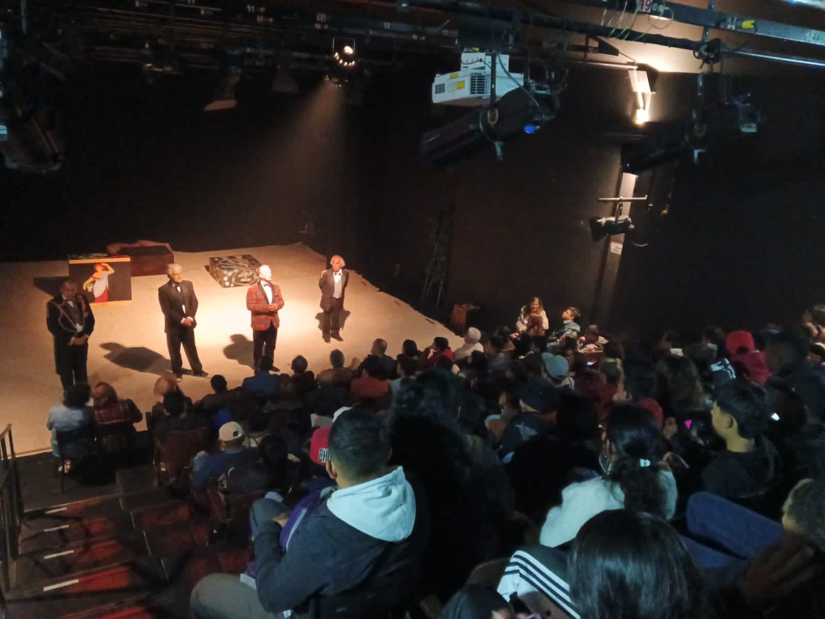 Qué más político que el teatro? Se los decimos desde la escena...