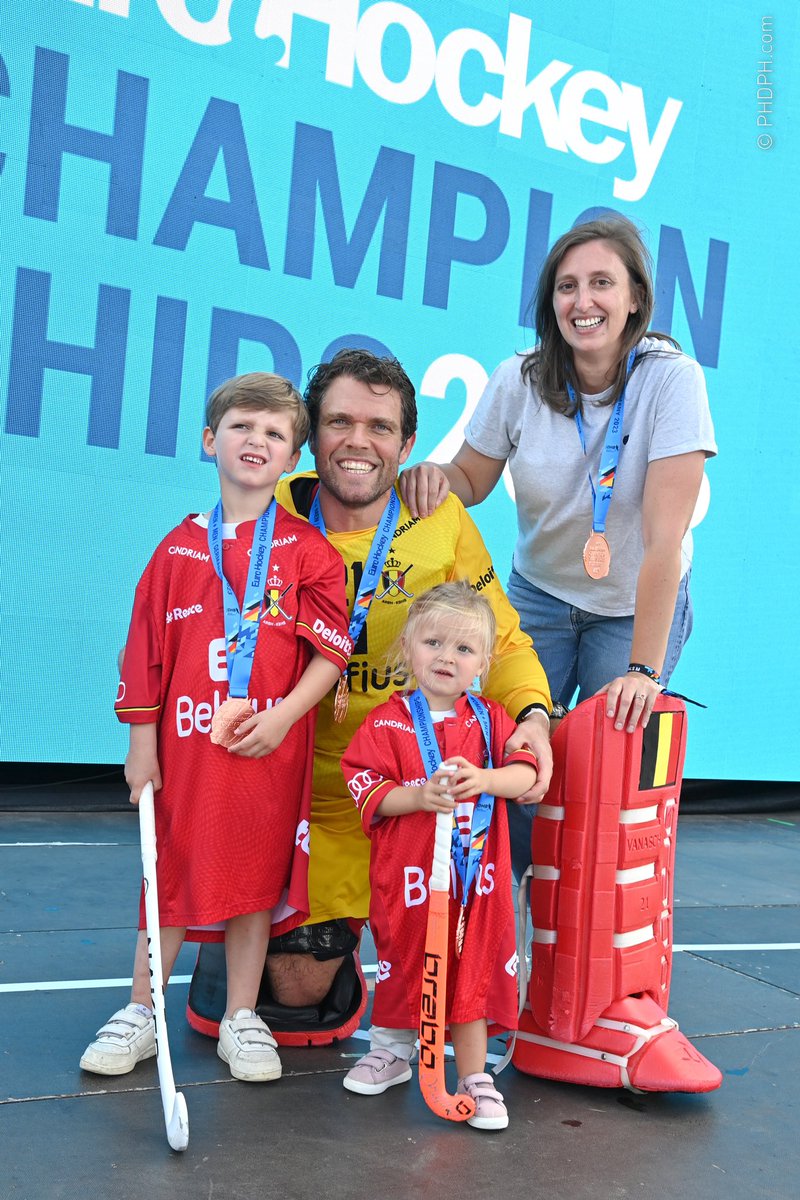 This pic feels like gold! ❤️ #family #redlions