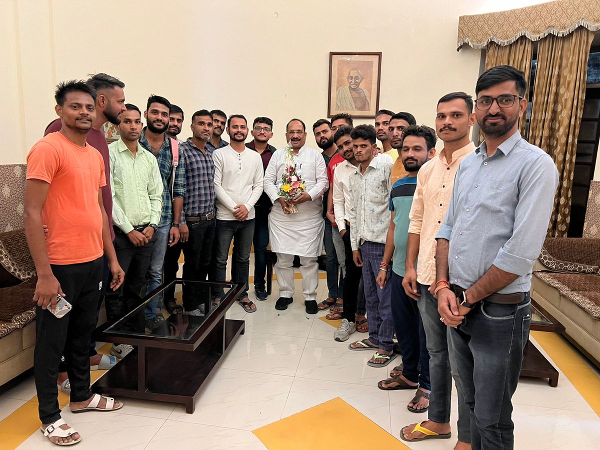 HemeshPatidar7's tweet photo. आज शाम Tsp के युवा साथी 1903 पदो की वृध्दि को ले कर माननीय @dineshkhodniya साहब से मिले जिसमे उनकी तरफ से इन पदो को वर्तमान की भर्ती में जोड़ने का वादा ही नही ये पूर्ण विश्वास दिलाया हे की मानो ये 1903 पद इस भर्ती मे जुड गए हो।
जिसमें लेवल 1 मे लगभग 2915 पदो पर भर्ती होगी।
बधाई! https://t.co/JebYWPdSnQ