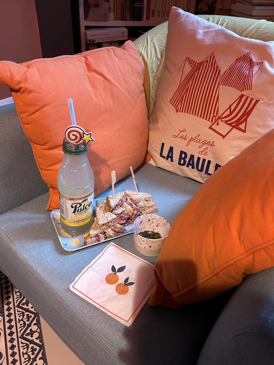 ClorddeWinter's tweet photo. Un pique-nique à l’intérieur, c’est bien aussi.
(On va dire.)
#ilpleutsurlavillecommeilpleutsurmoncœur #ilpleutsurNantes💦 #lapioggia☔️ https://t.co/6U2m2WVvtT