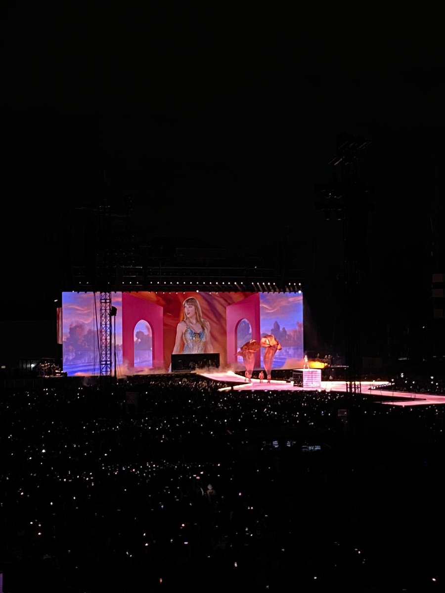 vaniacosyleon's tweet photo. FUI AL THE ERAS TOUR CON MIS AMIGAS. https://t.co/SxbGdHx2RE
