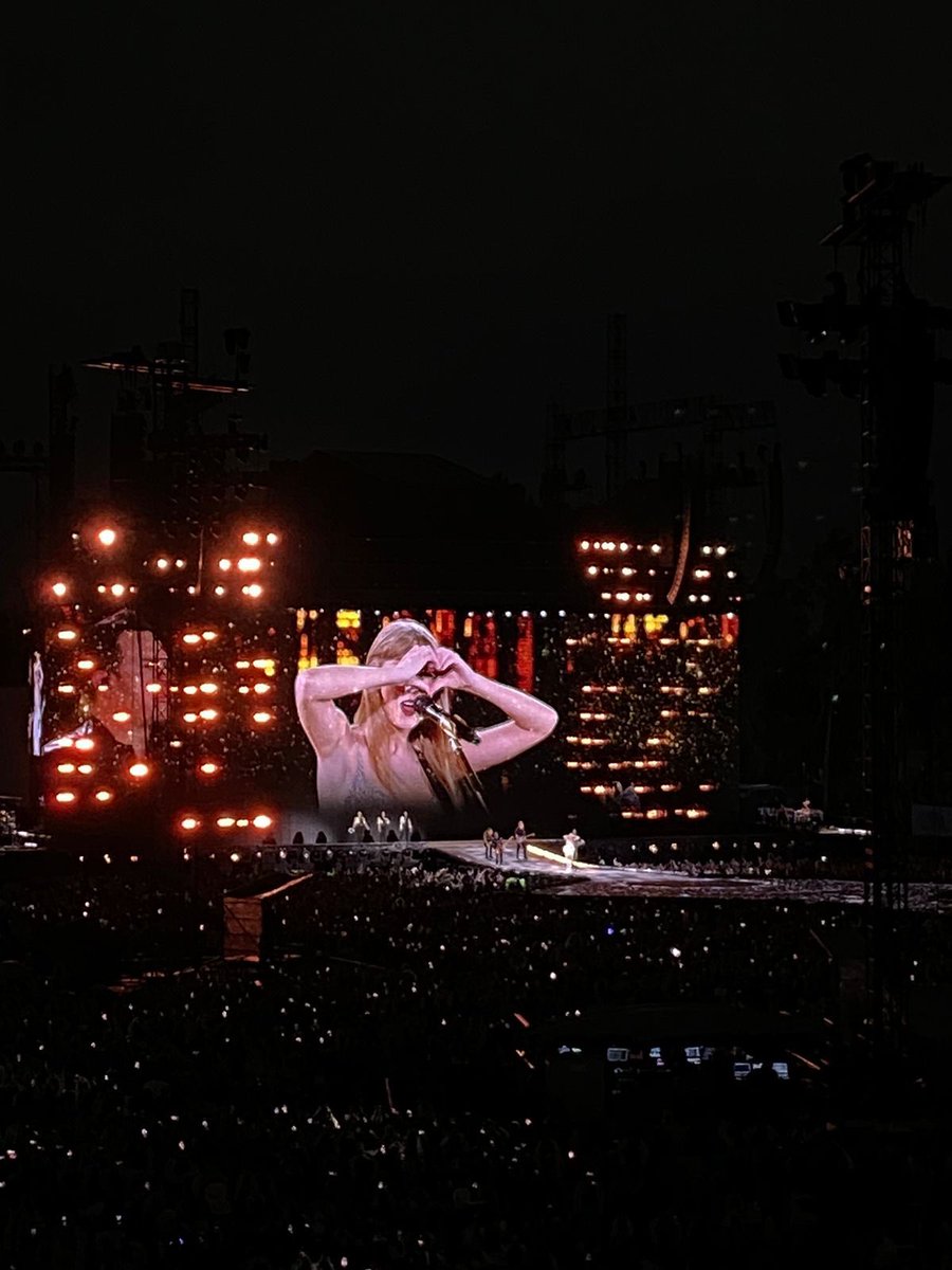 vaniacosyleon's tweet photo. FUI AL THE ERAS TOUR CON MIS AMIGAS. https://t.co/SxbGdHx2RE