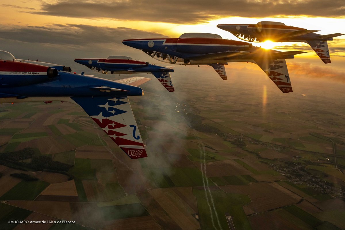 PAFofficiel's tweet photo. ✨La tête dans les nuages : c’est le quotidien de nos pilotes. 

Encore un moment hors du temps que nous avons vécu hier à Albert. Une lumière peu commune de nos clichés, celle du crépuscule ☀️qui offre des clichés uniques et poétiques.

@Armee_de_lair https://t.co/wzeOSlwPky