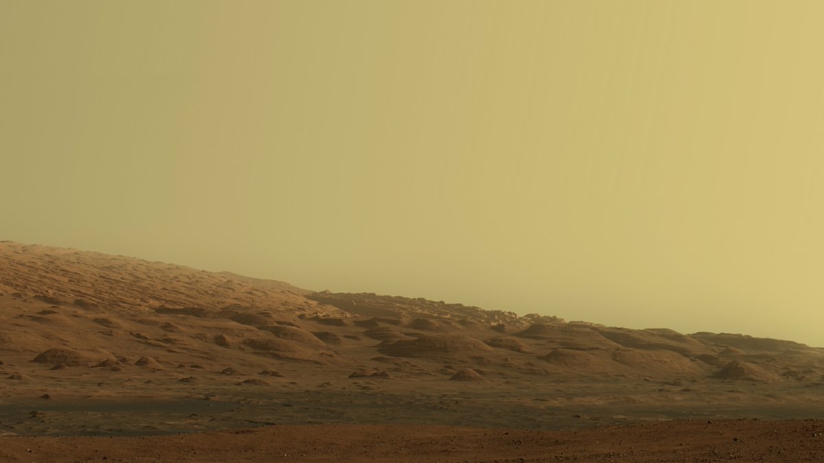 🇫🇷Cette mosaïque de plusieurs photos prises par la caméra Mastcam du rover martien Curiosity montre une partie du mont Sharp (également appelé Aeolis Mons) en couleurs brutes, telles qu'elles ont été enregistrées par la caméra. C'est un monticule stratifié situé au centre du