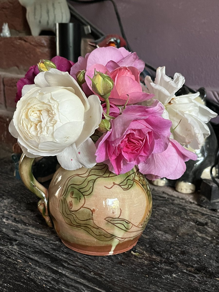 Roses for the lounge #myroses #roses #cutflowers #growyourown #mygarden #favouritevase #GardeningTwitter #GardeningX