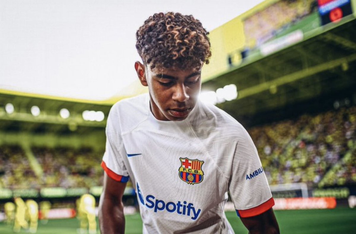 r91111x's tweet image. #BarcelonaS بعمره الكبير بي اداه ( لامين يامال ) بعمر 16 سنه يمتع الأنظار القادم الصغير يلوي الاذرعة ويحرق نجوم أوروبا قريبًا ترقبوا متعه وفرجه جديده برشلونة الرعب القادم ❤️👇