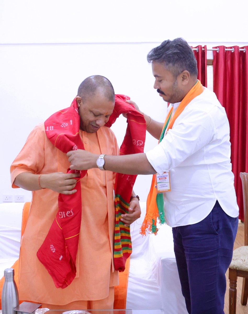 suryabanshibjp's tweet photo. ବିଜେପି ଉତ୍ତରପ୍ରଦେଶ ଦ୍ୱାରା ଆୟୋଜିତ ପ୍ରଦେଶ କର୍ମଶାଳାରେ ମାନ୍ୟବର ମୁଖ୍ୟମନ୍ତ୍ରୀ ଯୋଗୀ ଆଦିତ୍ୟନାଥ, ଉପ ମୁଖ୍ୟମନ୍ତ୍ରୀ ବ୍ରଜେଶ ପୃଥକ୍, ୟୁପି ବିଜେପି ସଭାପତି ଭୁପେନ୍ଦ୍ର ସିଂ ଚୌଧୁରୀ ପ୍ରମୁଖଙ୍କ ଉପସ୍ଥିତିରେ ଆଇ. ଟି. ଓ ସାମାଜିକ ଗଣମାଧ୍ୟମର କେନ୍ଦ୍ରୀୟ ପ୍ରଭାରୀ ଭାବରେ ବଡଭାଇ @SwayamOdisha ଆସନ୍ତା ନିର୍ବାଚନ ପାଇଁ ସୋସିଆଲ ମିଡିଆ ରଣନୀତି ଉପରେ ଆଲୋଚନା କରିବା ସହିତ ଆମର ଓଡିଆ ସଂସ୍କୃତିର ନିଦର୍ଶନ ପୂର୍ବକ ଯୋଗୀ ଆଦିତ୍ୟନାଥ ମହୋଦୟଙ୍କୁ ମହାପ୍ରଭୁ ଶ୍ରୀ ଜଗନ୍ନାଥଙ୍କର ଏକ ସୁନ୍ଦର ଖଣ୍ଡୁଆ ପାଟ ପ୍ରଦାନ କରିଥିଲେ । 

ଆଶା, ଆପଣଙ୍କର ଏହି ନୂତନ ଦାୟିତ୍ଵ ପାର୍ଟି ପାଇଁ ଶୁଭଙ୍କର ହେବ । ଅଶେଷ ଶୁଭକାମନା ।