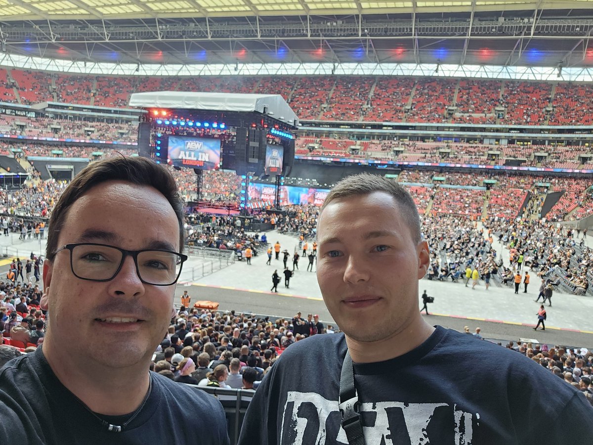 Being here ere at #aewallin  is so awesome - no words to describe the fantastic crowd and the matches - 80.000 new friends and seeing some of the idols and icons live is an unbelievable experience 👏