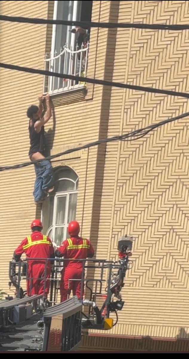 Iliaaaa6's tweet photo. برای دستگیری محمد صادقی آتش نشانی بردین.. 

ولی برای نجات جون یکی که خودتون باعث و بانی این وضعیتش بودین، آتش نشانی نبردین و گفتین داره بازی در میاره....
خیلی بیشرفید https://t.co/JRmNuNT2Iw