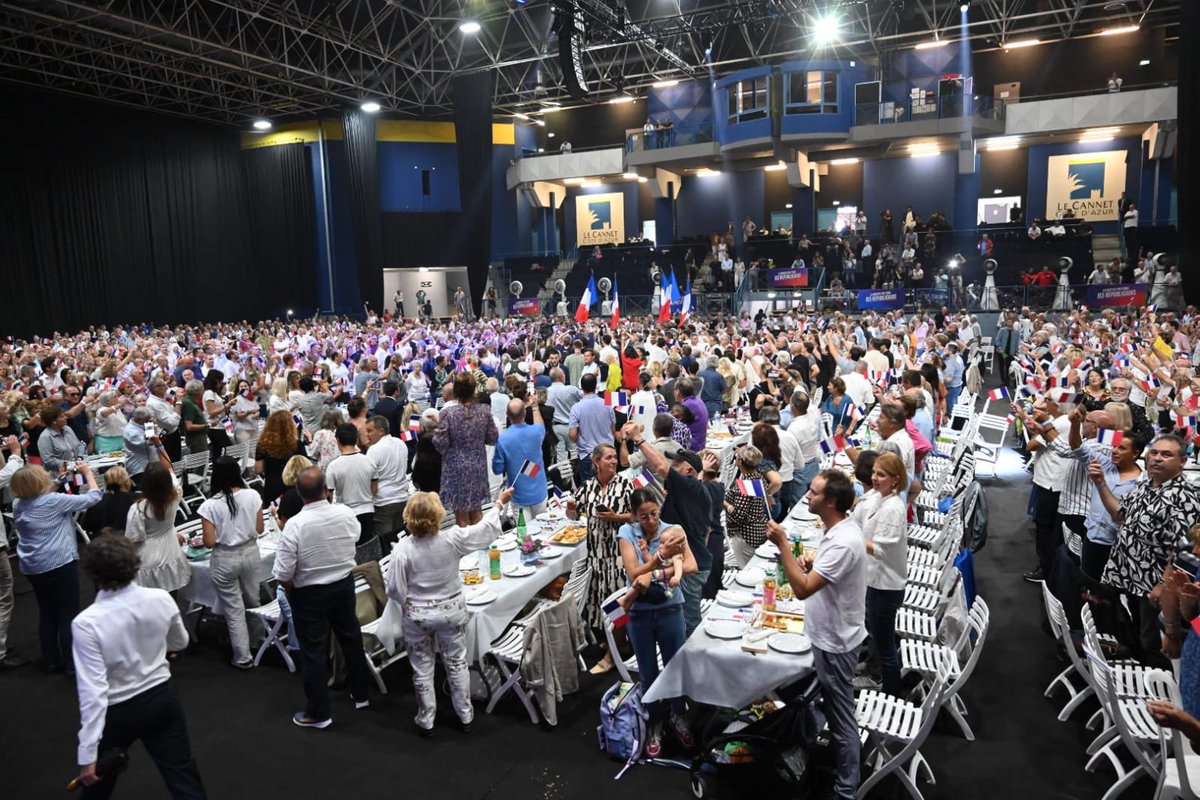 AlexndraBorchio's tweet image. Merci à @MTabarot et @PhilippeTabarot pour leur accueil chaleureux au #Cannet lors de cette belle fête populaire @lesRepublicains où nous étions tous rassemblés autour d’ @ECiotti pour défendre haut et fort nos valeurs Républicaines au service de la France ! 🇫🇷🚀