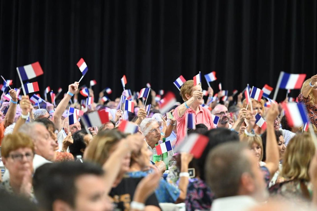 AlexndraBorchio's tweet image. Merci à @MTabarot et @PhilippeTabarot pour leur accueil chaleureux au #Cannet lors de cette belle fête populaire @lesRepublicains où nous étions tous rassemblés autour d’ @ECiotti pour défendre haut et fort nos valeurs Républicaines au service de la France ! 🇫🇷🚀