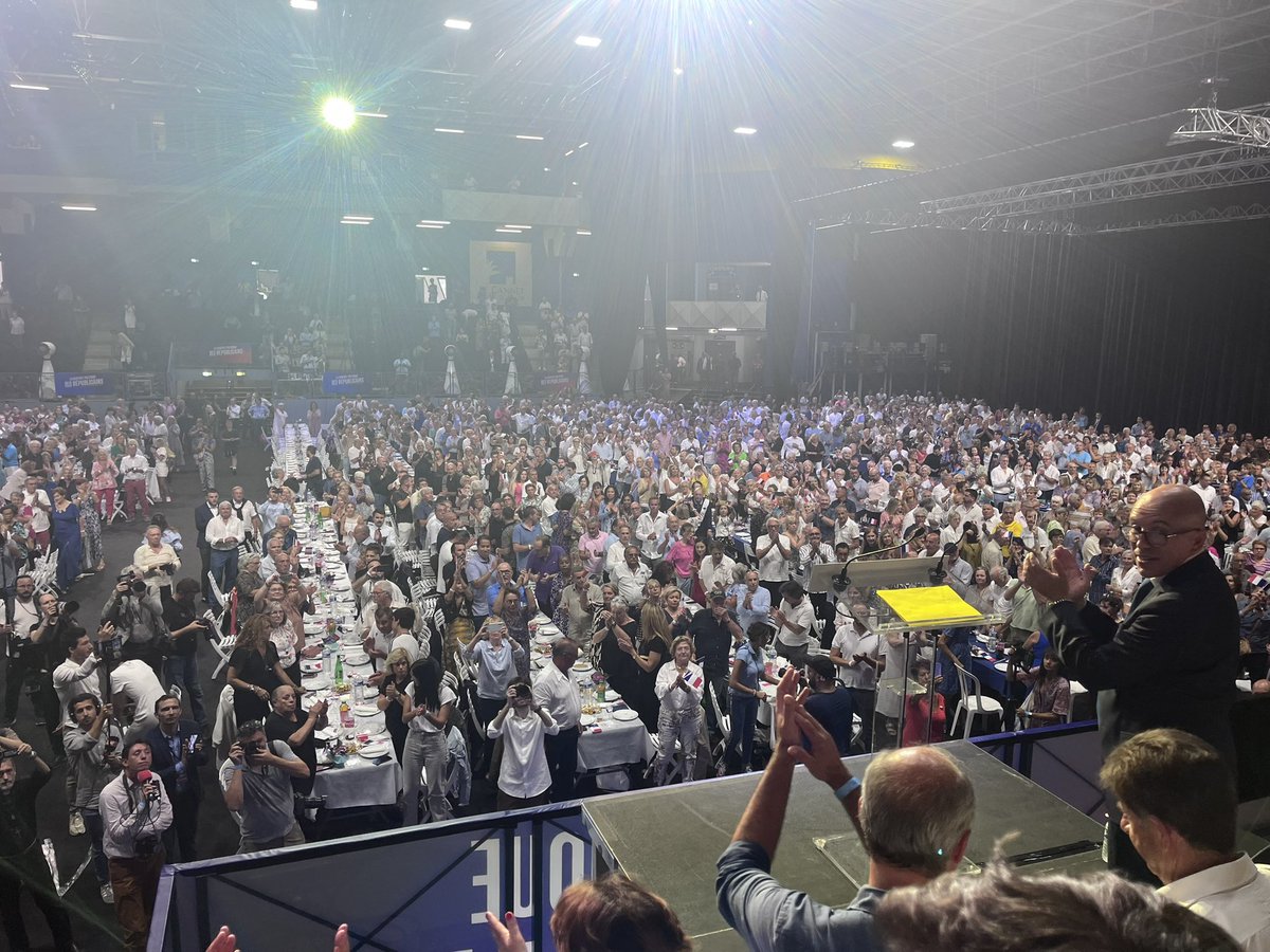 AlexndraBorchio's tweet image. Merci à @MTabarot et @PhilippeTabarot pour leur accueil chaleureux au #Cannet lors de cette belle fête populaire @lesRepublicains où nous étions tous rassemblés autour d’ @ECiotti pour défendre haut et fort nos valeurs Républicaines au service de la France ! 🇫🇷🚀