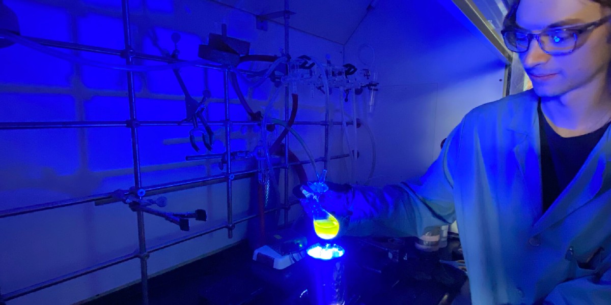 Chemicals, often misunderstood, are essential for medicines, fuels, and everyday items. 💊⚗️

#ColoradoState's new Center for Sustainable Photoredox Catalysis will explore how light can be used to make more sustainable chemicals. 🧪💡 col.st/ftBIA