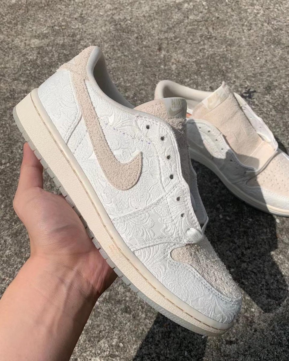 JustFreshKicks's tweet photo. Chris Paul x Air Jordan 1 Low OG "Give Flowers" Coming Soon 💐 https://t.co/XjsxRcwjd8 https://t.co/tQMkjv7bzk