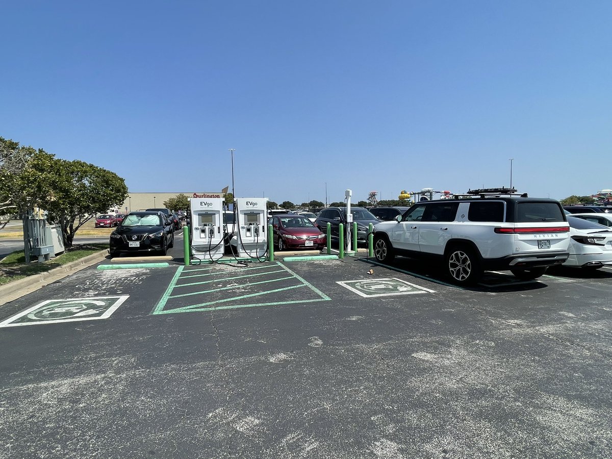 Riverdreamer777's tweet image. EVGo - Katy, Katy Mills Outlet
Score 3/10
Came here for brief shopping. At @evgonetwork I see 2x 7.2kW offline and 1x 50kW offline and the other one is online. Tesla NASC dispenser couldn’t be plugged into stall and are just laying on ground. #terrible #EVGo
@RateYourCharge