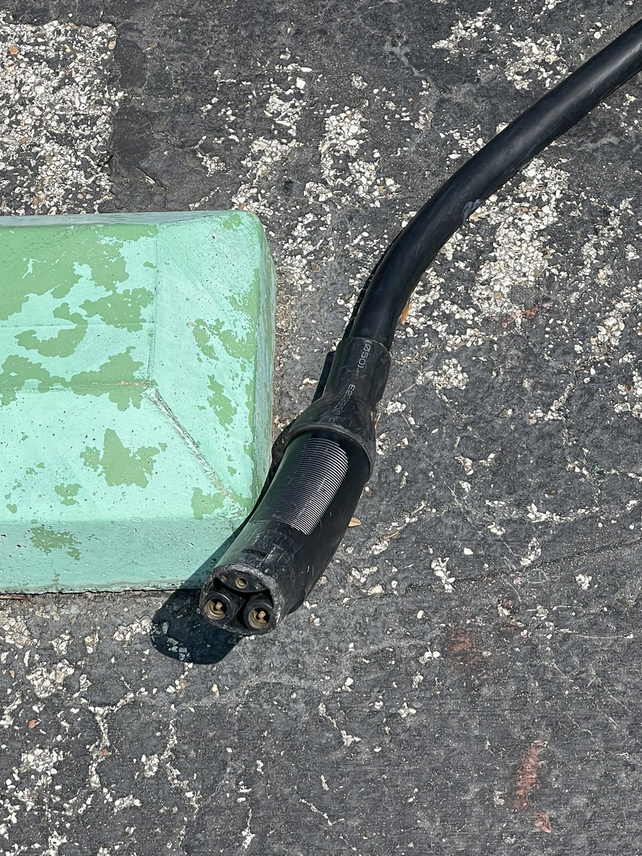 Riverdreamer777's tweet image. EVGo - Katy, Katy Mills Outlet
Score 3/10
Came here for brief shopping. At @evgonetwork I see 2x 7.2kW offline and 1x 50kW offline and the other one is online. Tesla NASC dispenser couldn’t be plugged into stall and are just laying on ground. #terrible #EVGo
@RateYourCharge