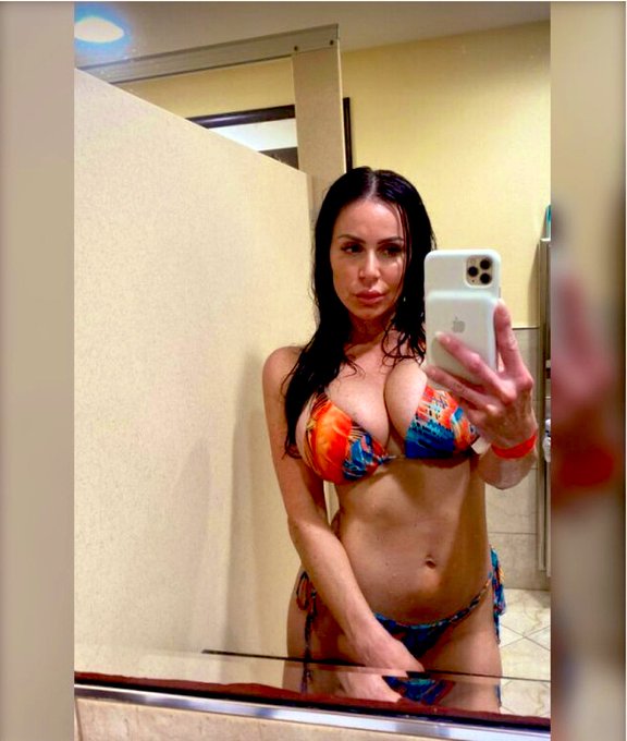 Still wet ..  #selfie #sundayvibes https://t.co/vQiLG96Bci<a href="/tag/selfie"class="tags">#selfie</a><a href="/tag/sundayvibes"class="tags">#sundayvibes</a>