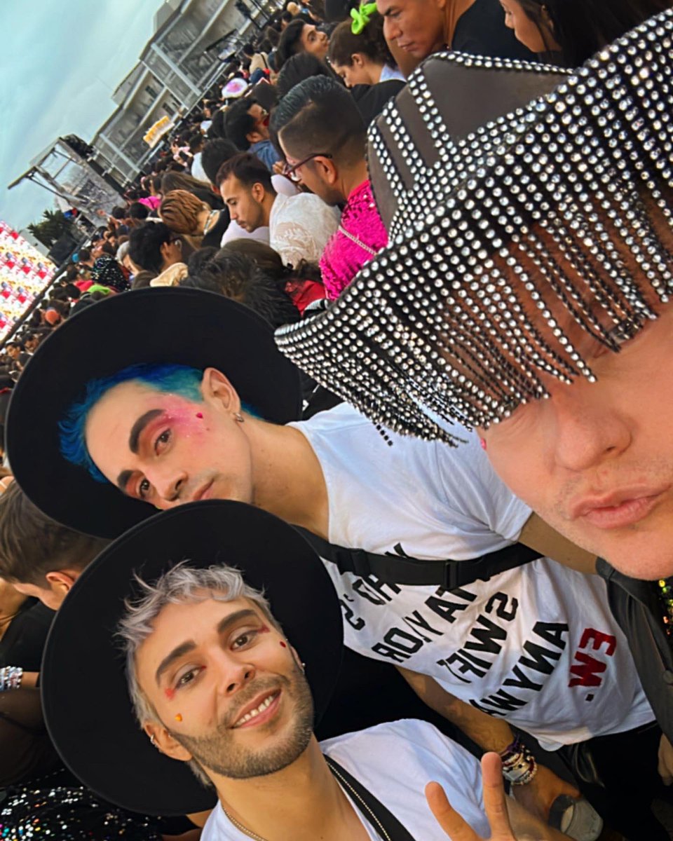 erksovi's tweet photo. ✨ BEST NIGHT EVER ✨ #TheErasTour @taylornation13 @TSTheErasTour  🤩🇲🇽 #taylorswift #swifties 💖 https://t.co/9Xi5l3QUt2