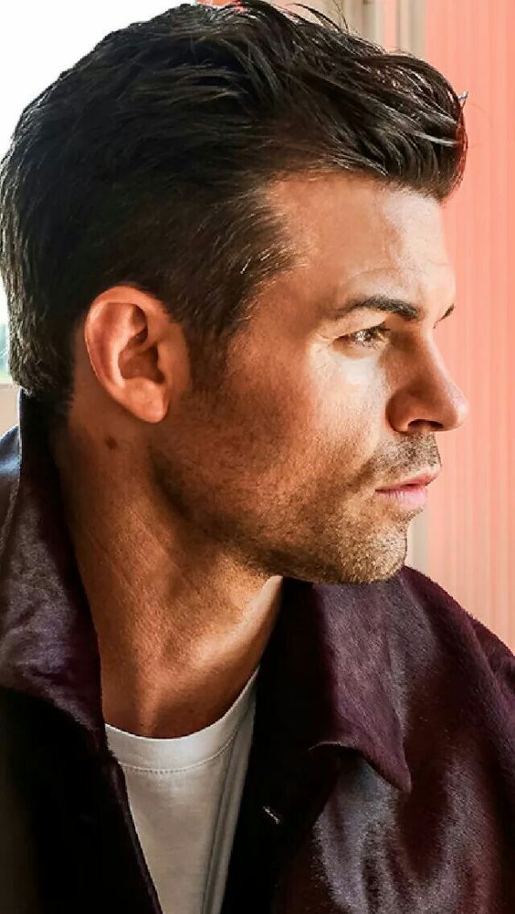 HonorableOrigin's tweet image. It's been brought to his attention once or twice that he is to up tight. And needs to relax.

Perhaps this is a compromise between suits and the dreaded Jean shorts Hayley seems fascinated by.