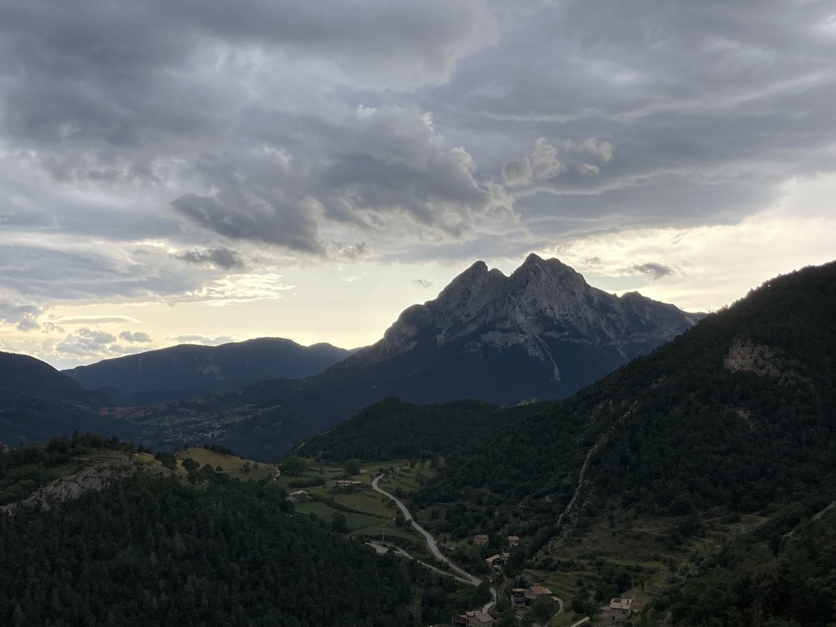 OneDavid1978's tweet photo. Núvols sobre el Pedraforca aquesta tarda @meteocadi @meteocat @eltempsTV3 @TomasMolinaB https://t.co/03ITy3pmLd