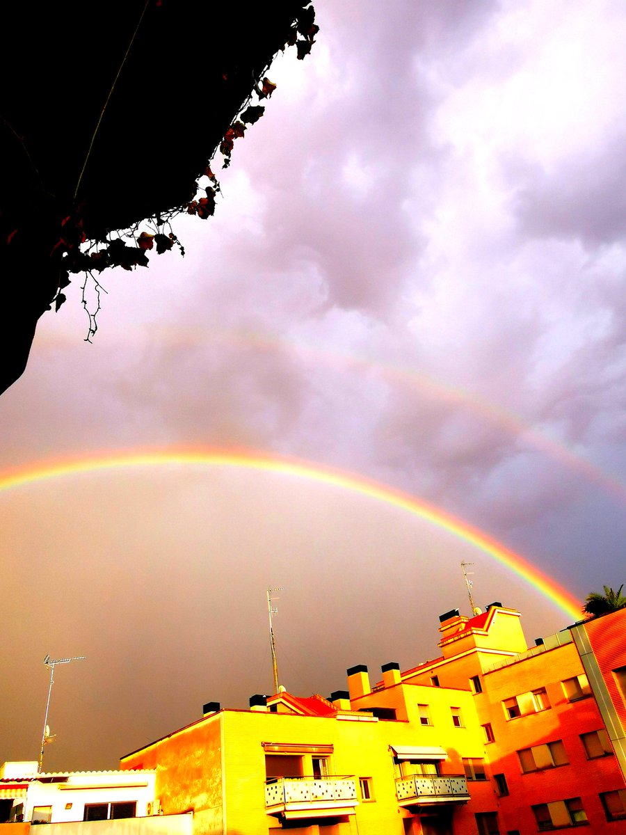 txellens1's tweet photo. 🌈 Doncs això, que tot anirà doblement bé 😉
Dos arcs de Sant Martí a #Sabadell aquesta tarda 🌈 https://t.co/2AVOX6GnfW