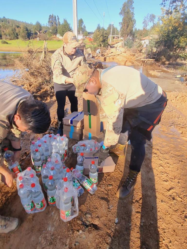 #Maule| Patrulla de Auxilio y Rescate Militar Anfibia de la Brigada de Operaciones Especiales “Lautaro”, estuvo apoyando a la comunidad de #Llico, entregando medicamentos, víveres y combustible a los vecinos aislados de la zona. 

#EjércitoEnAcción🇨🇱
#SistemaFrontal