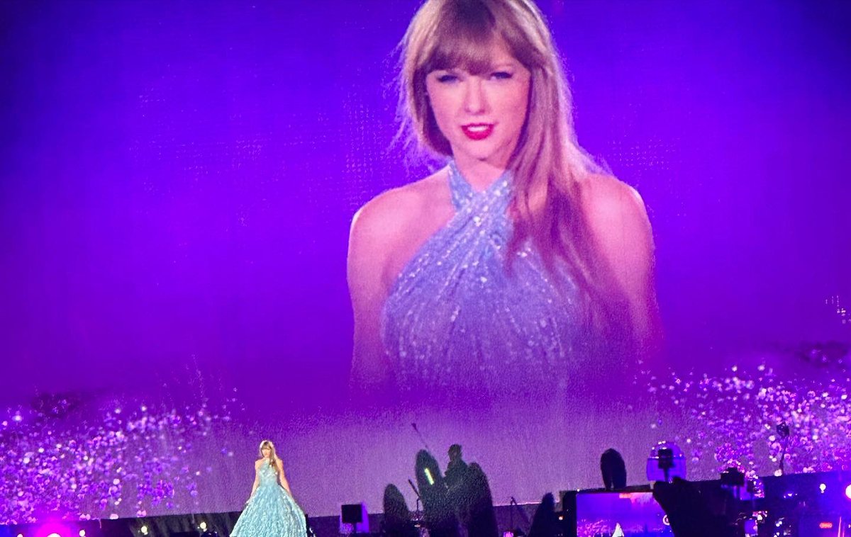 erksovi's tweet photo. ✨ SWIFTIES ✨ #TheErasTour 🫶🏻 @taylornation13 🤩 El mejor concierto eveeeer 👯‍♀️ #taylorswift #swifties 💖 @TSTheErasTour https://t.co/1tAe3WRe3a