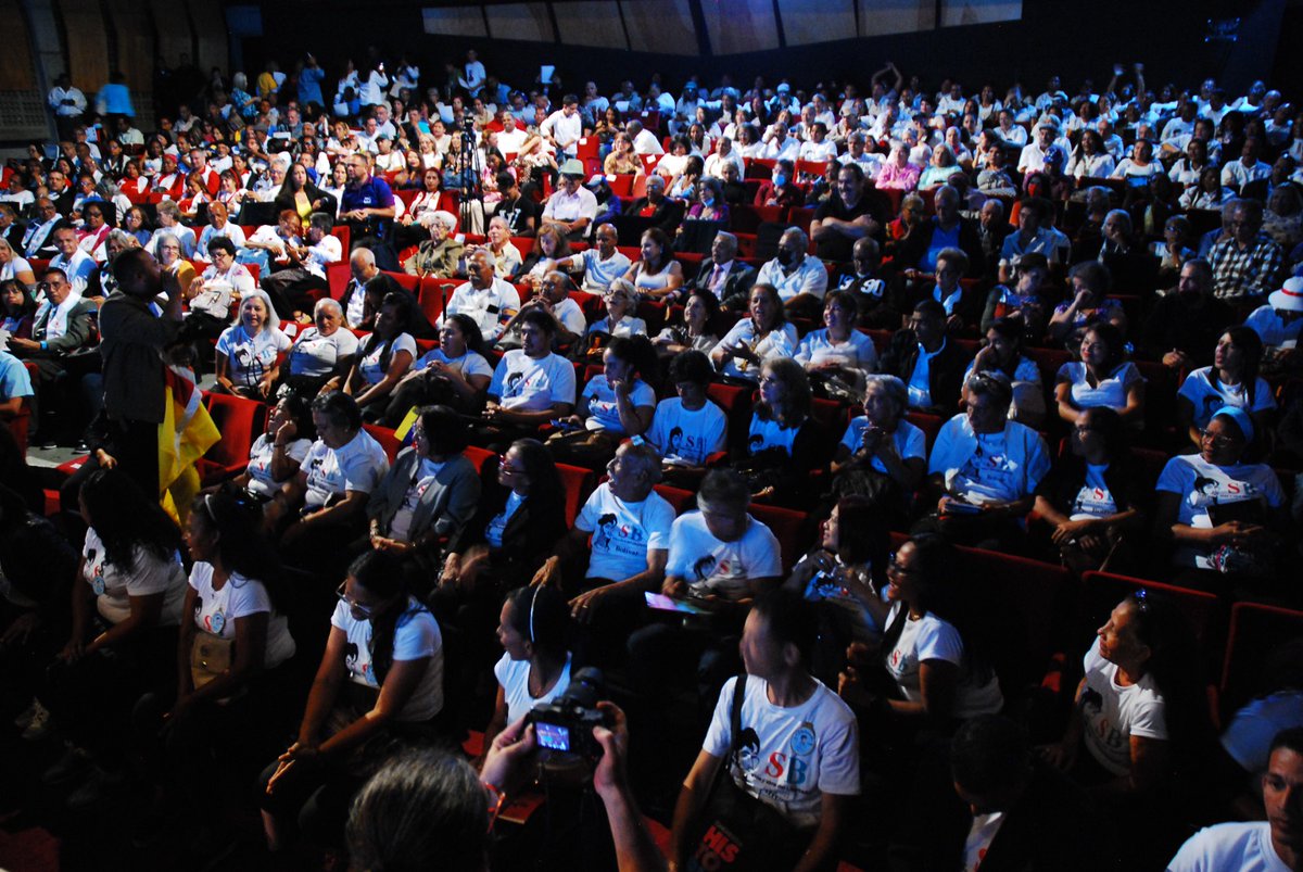 ¡Felicitaciones a todas y todos los graduandos del Diplomado Vida y Obra del Libertador! Agradezco al Centro de Estudios "Simón Bolívar", por formar al Pueblo venezolano y acercar el pensamiento histórico bolivariano. El Padre de la Patria vive en las luchas que hoy estamos dando