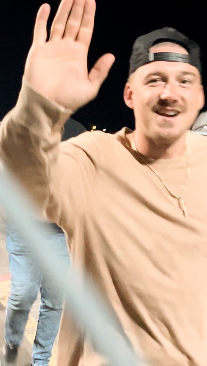 jasrichardd's tweet photo. Still not over the fact that I got a high five from @MorganWallen at the airport Thursday night. #Imstillfreakingout https://t.co/NFWHhEsaU6