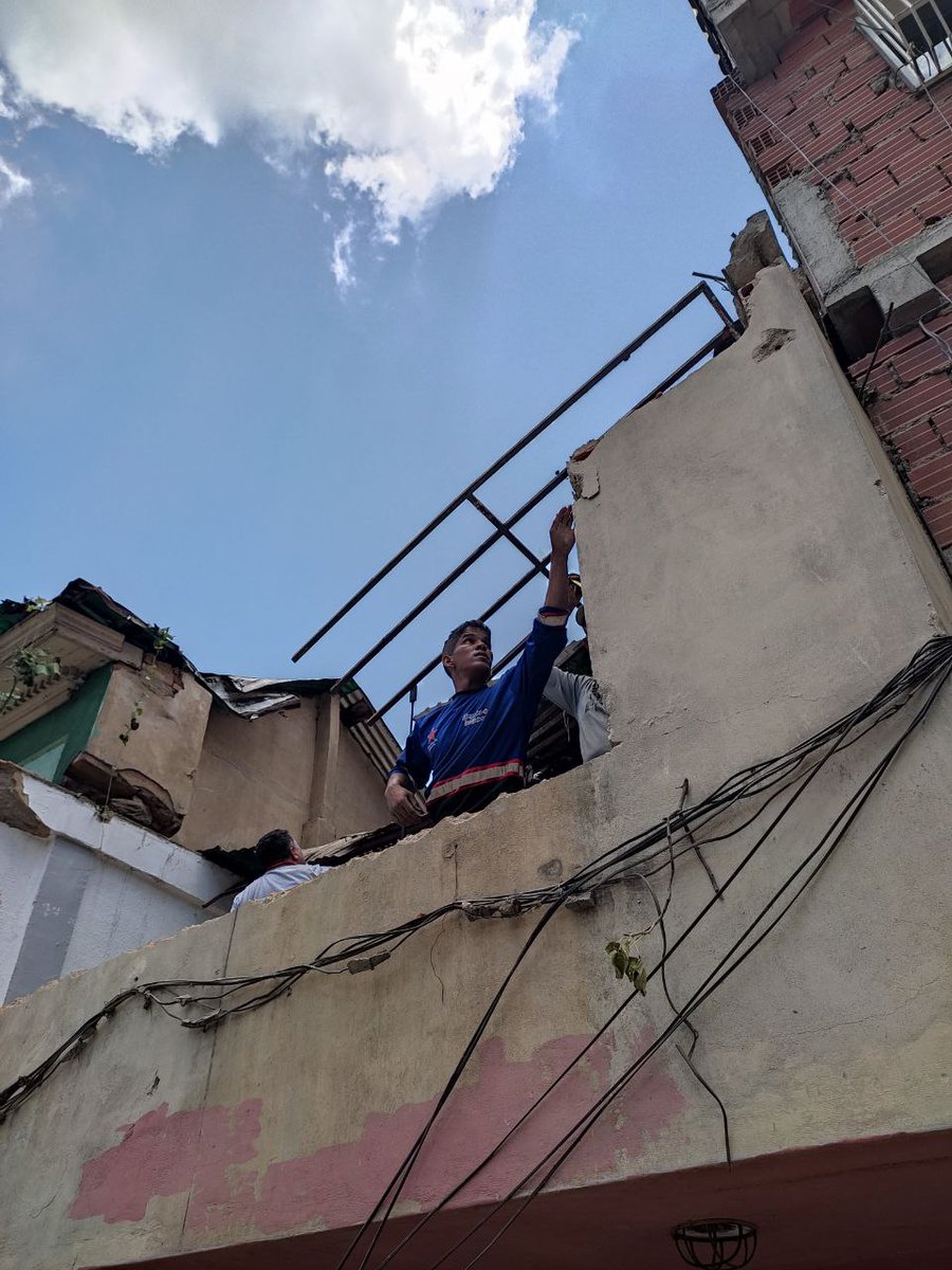 Estamos rehabilitando la vivienda que se vio afectada por la caída de un árbol en la avenida José Ángel Lamas, San Martín.

Nuestros equipos realizando un excelente trabajo para el bienestar y seguridad de las personas que en esta infraestructura residen.

#TierraDePaz