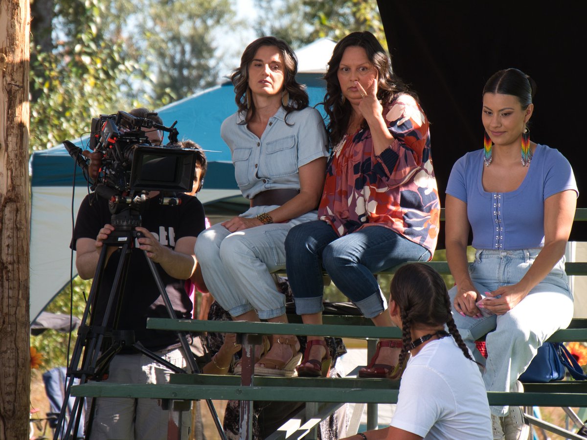 OrcaCoveMedia's tweet image. Between takes of #SweetSummerPowWow🎬

Director of Photography Daniel Carruthers, Director Darrell Dennis.
Performers: Tanis Parenteau as Cara, Lisa Cooke Ravensbergen as Nora, Taylor Kinequon as Robin, Dion Marriott as Cody, Tatyana Baptiste as Jinny.

Images by Gavin Andrews.