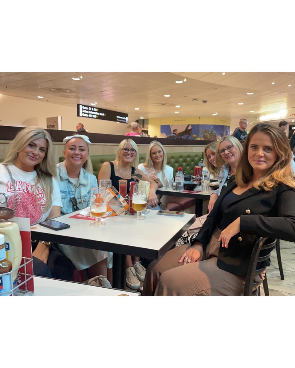 xo_hlb's tweet photo. Airport beers are the best kind of beers 👏🏼🇮🇪 https://t.co/UITFqny4bC
