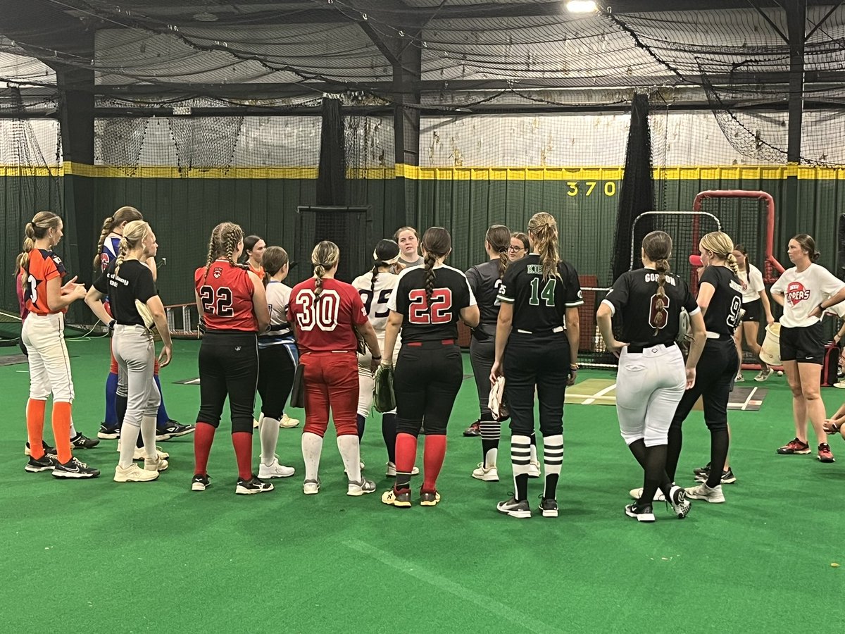 ChloeTeague7's tweet photo. Thank you, @AmyLTudor! I enjoyed an AMAZING pitchers and catchers camp today. I learned a lot from you and your coaching staff @WKUSoftball. See you again in January!
#GoingCamping 🥎
#LeftyPitcherLife 🥎
#PuttingInWork 🥎 https://t.co/1Xp01E1KZJ