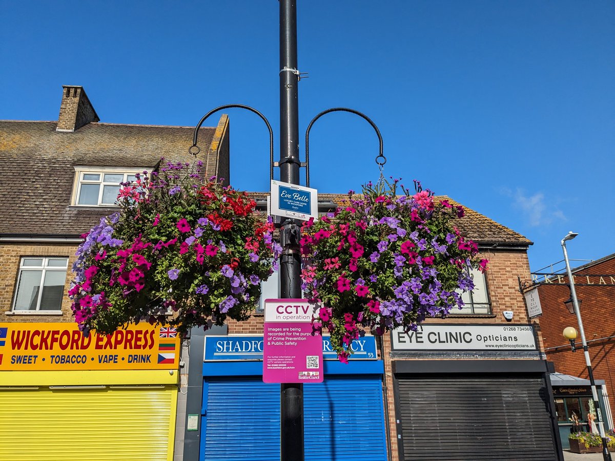 7 of us to do the watering this morning, the <a href="/amberolUK/">Amberol UK</a> planters and <a href="/WindowflowersUK/">Windowflowers</a> baskets are all looking amazing.
Comment this morning 'they look so beautiful and really make me smile when I'm in town' thank you, glad it's appreciated #wickfordinbloom 🌺