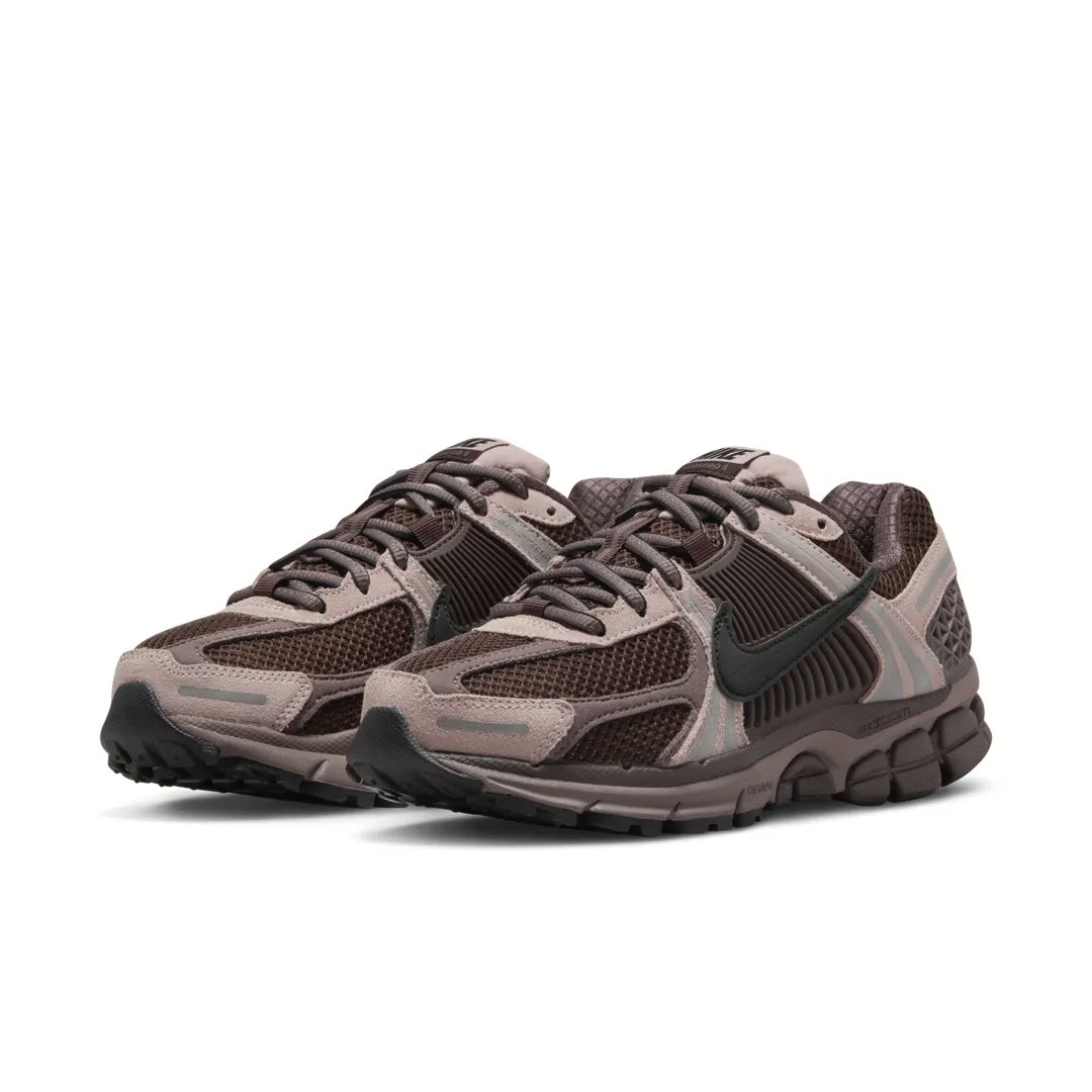 TheSiteSupply's tweet photo. Official images of the Nike Zoom Vomero 5 “Plum Eclipse” 🍷 https://t.co/pd44jQv7KW https://t.co/DHy2IaBH3R