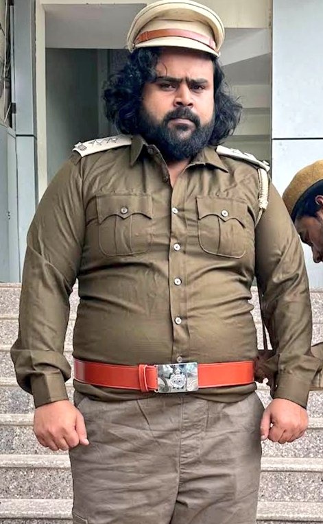 Highonchoorma's tweet photo. My first pic in uniform 🙈✌️
Finally Dream come true
Congratulate me Guys
Hands up 🔫
#Uniformday https://t.co/xHJm11lTnP