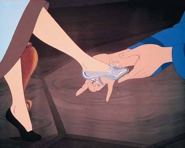 Les dejo una pregunta que arruina infancias:
¿Si el zapato de cenicienta encajaba perfectamente, tanto para que no pueda entrarle mínimamente a otra persona, POR QUÉ SE LE CAYÓ EN UN PRIMER LUGAR?