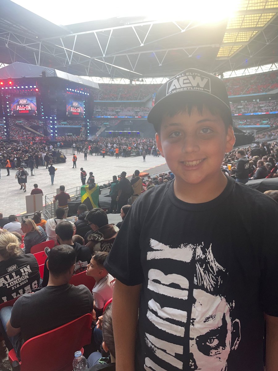 chlowalsh_'s tweet photo. Waiting to see his favourite @DarbyAllin @AEW #AEWAllIn #AEW #AEWLONDON #AllInLondon https://t.co/DVbdh6XSb5
