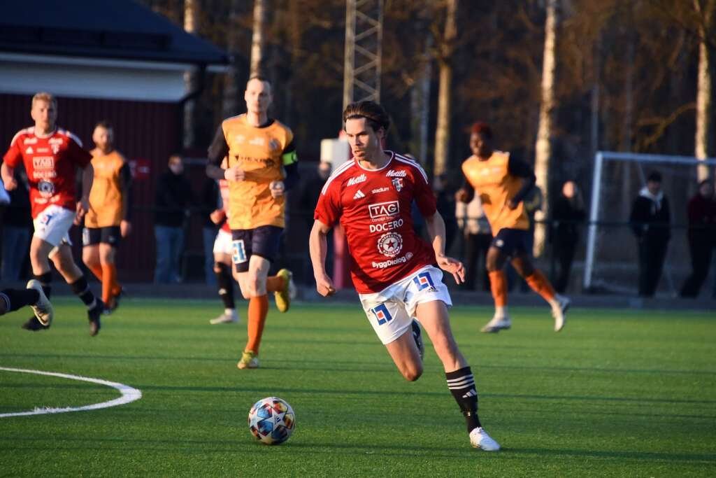 Måldubbel från glödhet Nyman – men segern satt hårt inne för FBK Karlstad 

”Räknas de också”

Poäng både till Säffle och Nordvärmland, båda just nu på fast mark

vf.se/2023/08/27/mal…