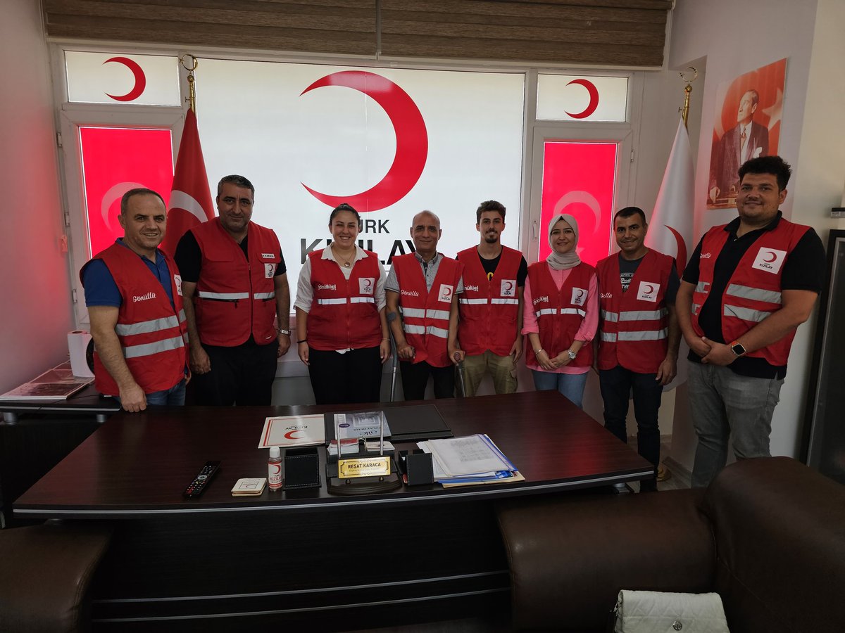 seyhankizilay's tweet photo. Genç Kızılay Seyhan da bayrak teslim töreni. 7. ve 8. Bölge Sorumlusu olarak atanan @TurkuazSahin Genc Kızılay bayrağını Sefa Günaydın'a teslim etti. Şube başkanı @Resat_Karaca01 ve YK üyeleri  başarılar diledi. @halilahmetcolak @ramazansaygili1 @FatmaMericYlmaz @shnozk01 https://t.co/8d7HiqNpDj